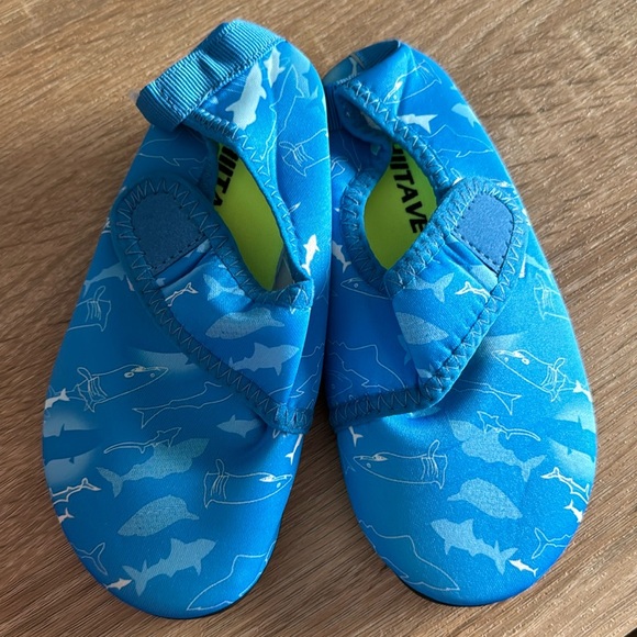 Brand new no-name boys, blue water shoes size 12 to 13 - Picture 1 of 4